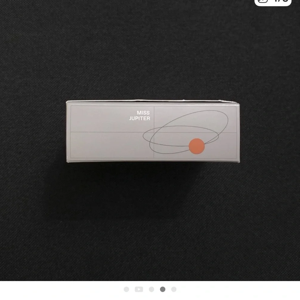 r.e.m. Beauty Highlighter in Miss Jupiter NEW - Picture 2 of 3
